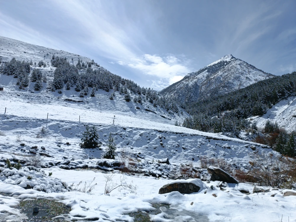 Paisaje del valle de Ardonés camino de las tres cascadas